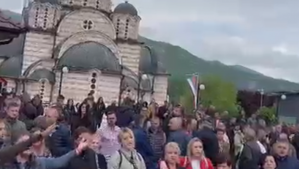 OVO JE SRBIJA! Narod okupljen ispred opštine u Leposaviću peva, a okupacioni gradonačelnik se krije u zgradi (VIDEO)