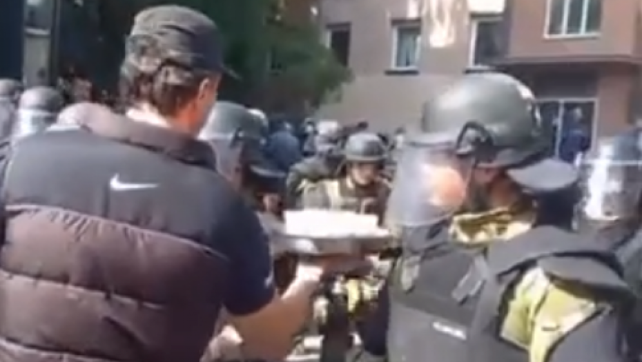 VELIKI SI SRBINE Muškarac u Zvečanu nudi kafom pripadnike Kfor-a (VIDEO)