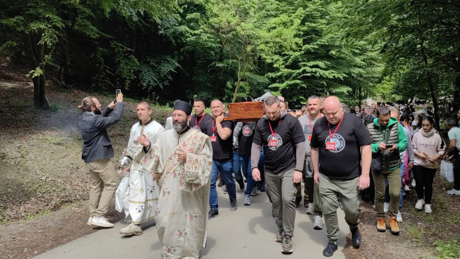 PRESVLAČENjE MOŠTIJU PREPODOBNOG ZOSIMA ČUDOTVORCA U MANASTIRU TUMANU Prisustvovalo je više od 20.000 ljudi (FOTO)