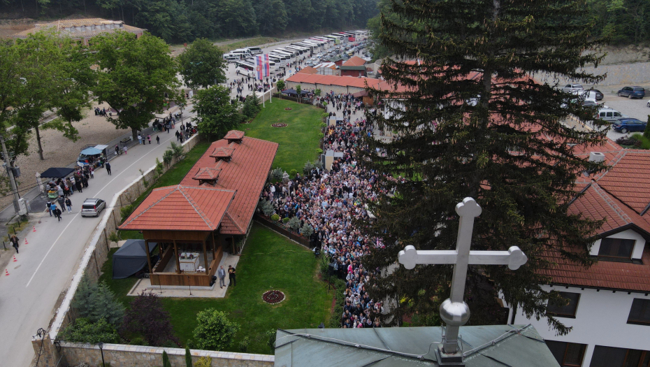 PRESVLAČENjE MOŠTIJU PREPODOBNOG ZOSIMA ČUDOTVORCA U MANASTIRU TUMANU Prisustvovalo je više od 20.000 ljudi (FOTO)