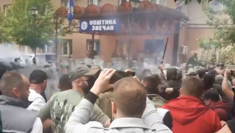 Napad kfora u Zvečanu