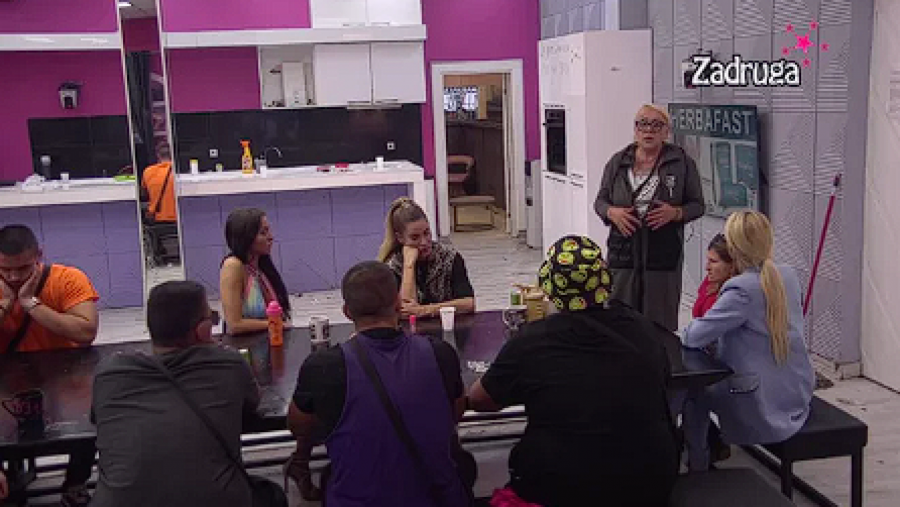 Zorica pokušava sa sakrije bes jer Milena ne misli dobro o njoj