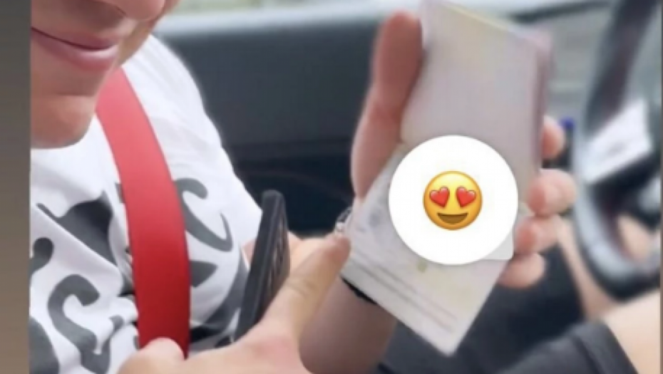 Sloba plače zbog sinovljevog pasoša