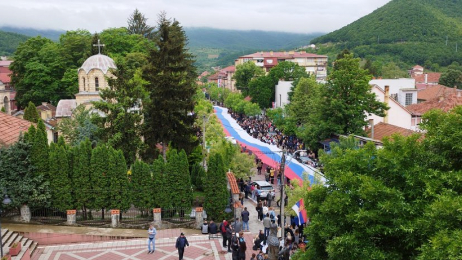 Srbi u Zvečanu razvili zastavu od 250 metara