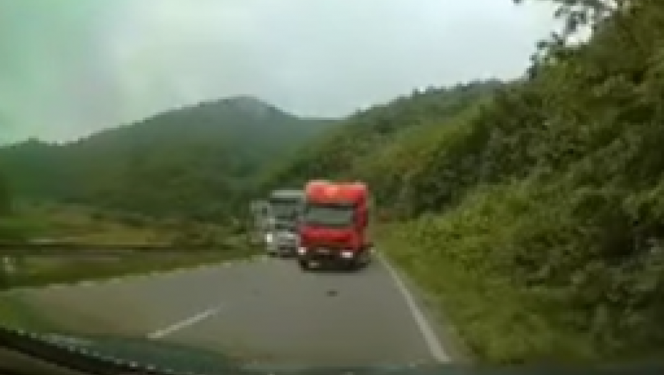 Opasno preticanje kamiona kod Ovčar Banje