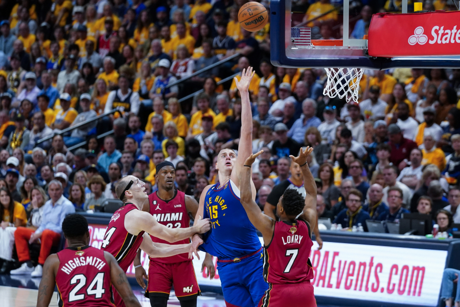 Nikola Jokić u komunikaciji sa ćerkom