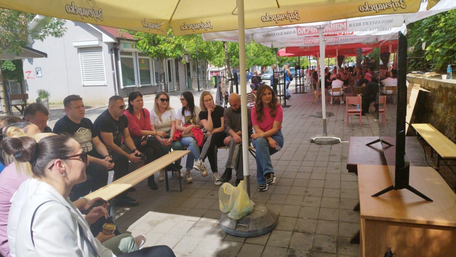 Srbin u Zvečanu gledaju Novaka Đokovića