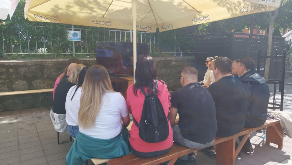 Srbin u Zvečanu gledaju Novaka Đokovića