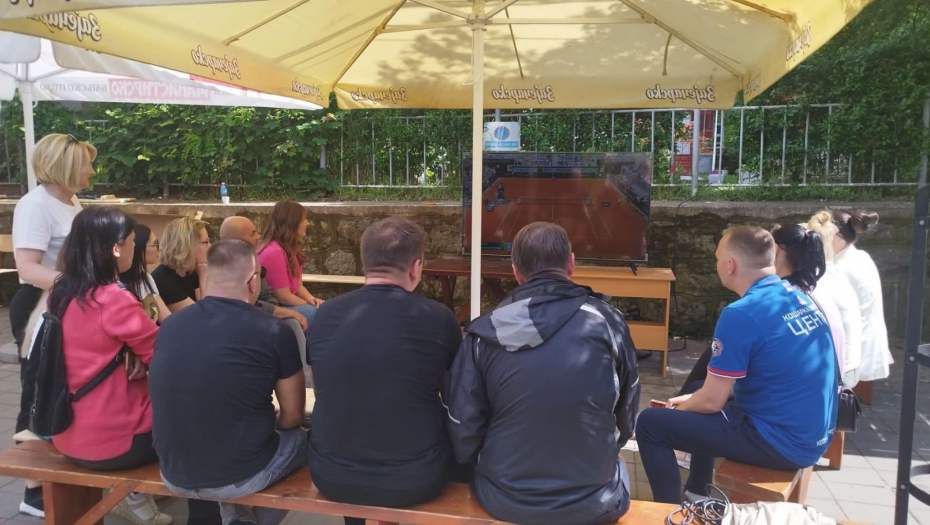 Srbin u Zvečanu gledaju Novaka Đokovića