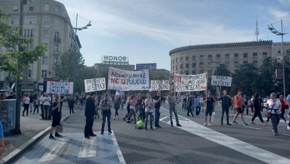 Ekstremna levica na protestu vređa policiju