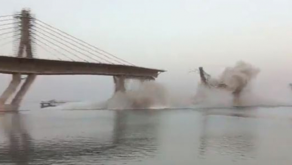 Srušio se most preko reke Gang