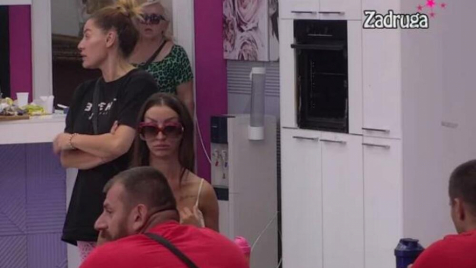 Aleksandra i Ana u svađi