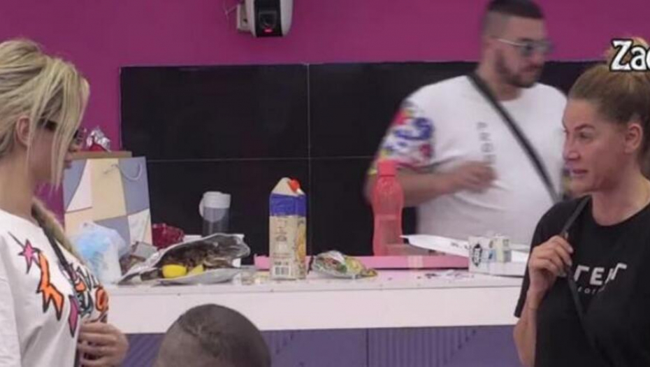 Aleksandra i Ana u svađi