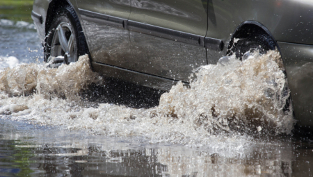 Najmanje 21 osoba poginula je danas u poplavama koje su pogodile centralnu Nigeriju, a više od 10 se vodi kao nestalo, saopštila je lokalna agencija za vanredne situacije.