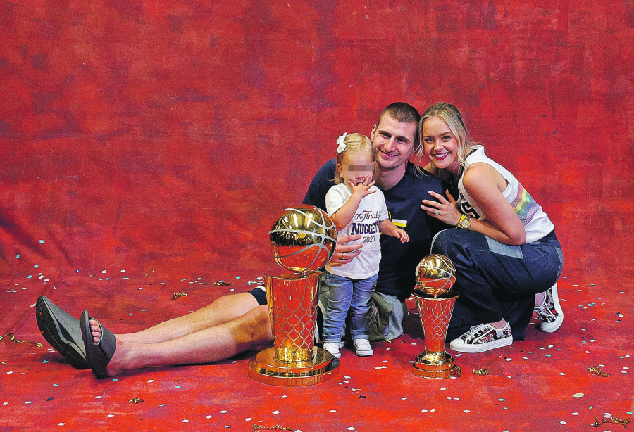 Nikola Jokić sa suprugom i ćerkicom