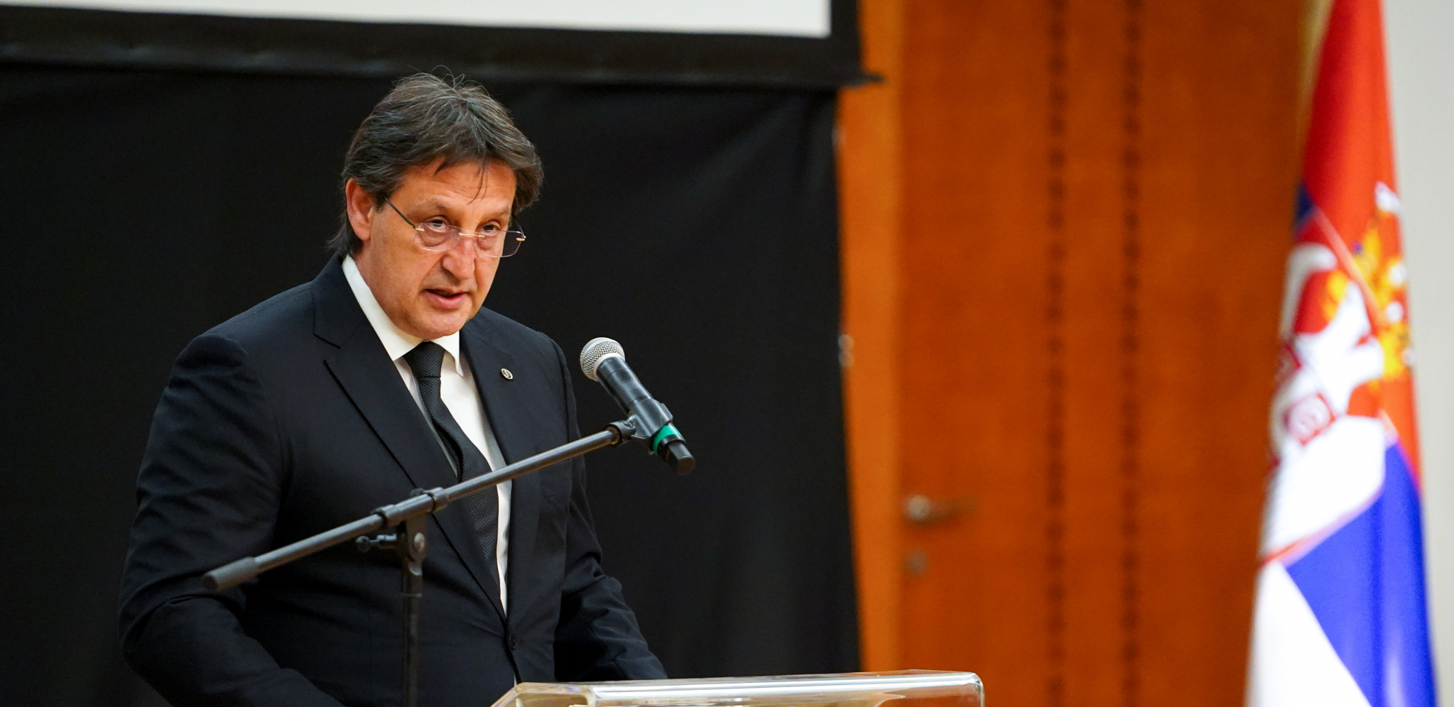 gašić za govornicom