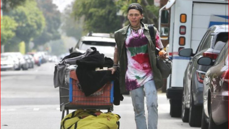 Loni Vilson se hrani iz kontejnera 