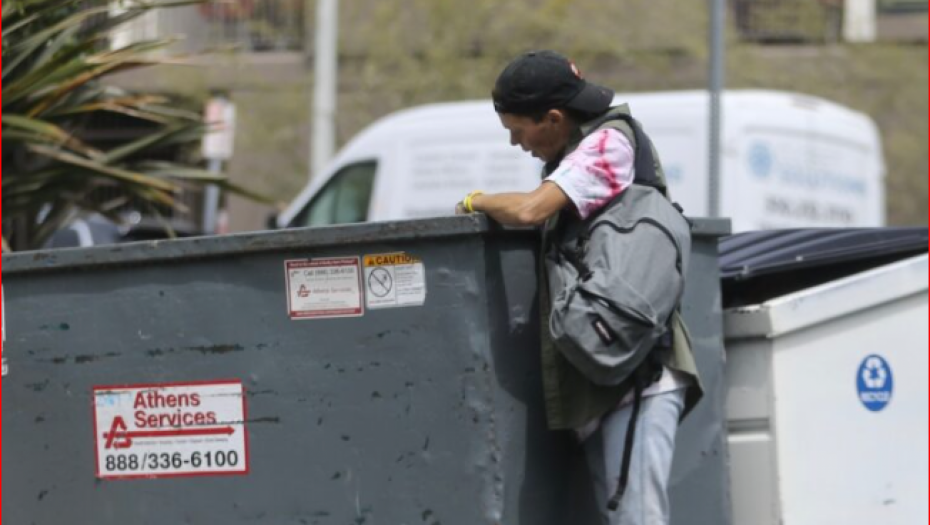 Loni Vilson se hrani iz kontejnera 