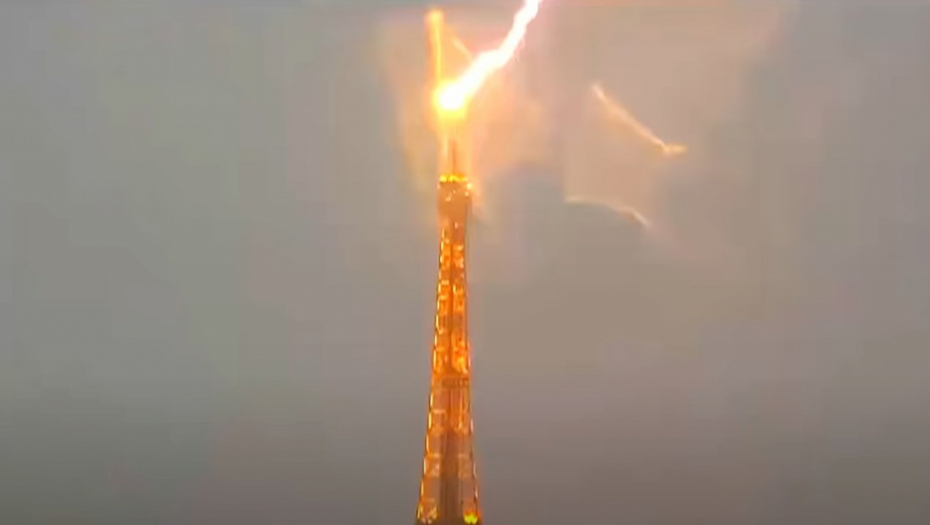 Grom udara u Ajfelovu kulu