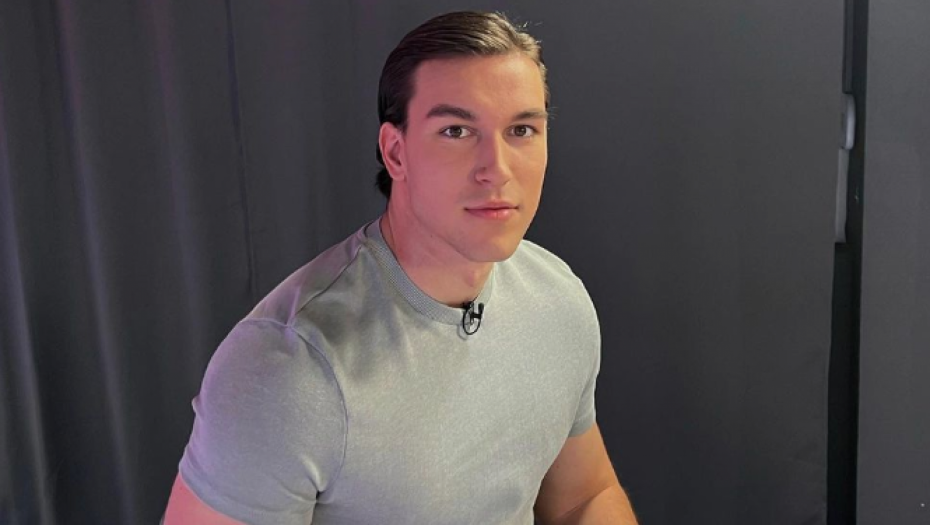 Voditelj sa glumcem i manekenom