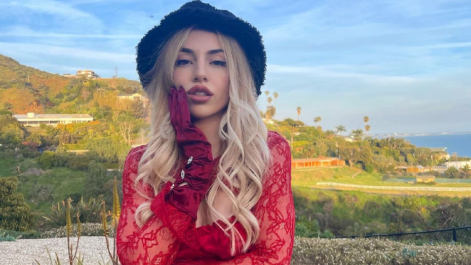 Napadnuta pevačica Ava Maks