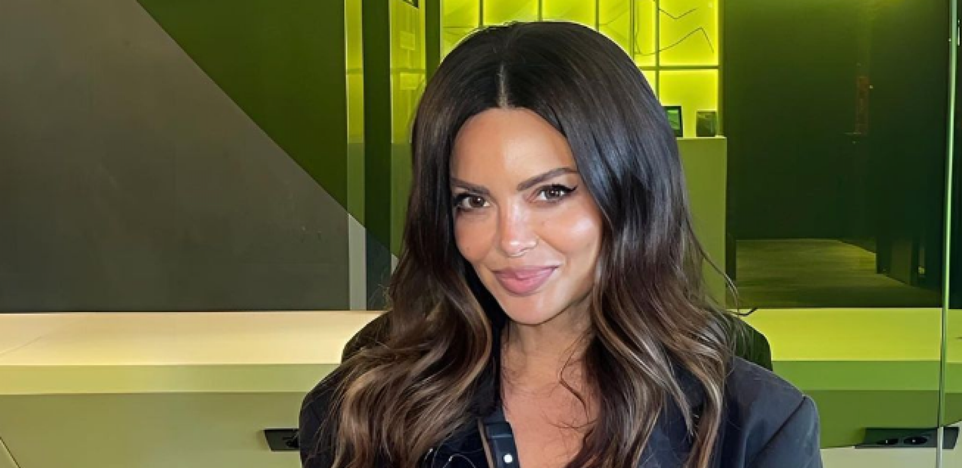 Nikolina Pišek u zagrljaju muškarca