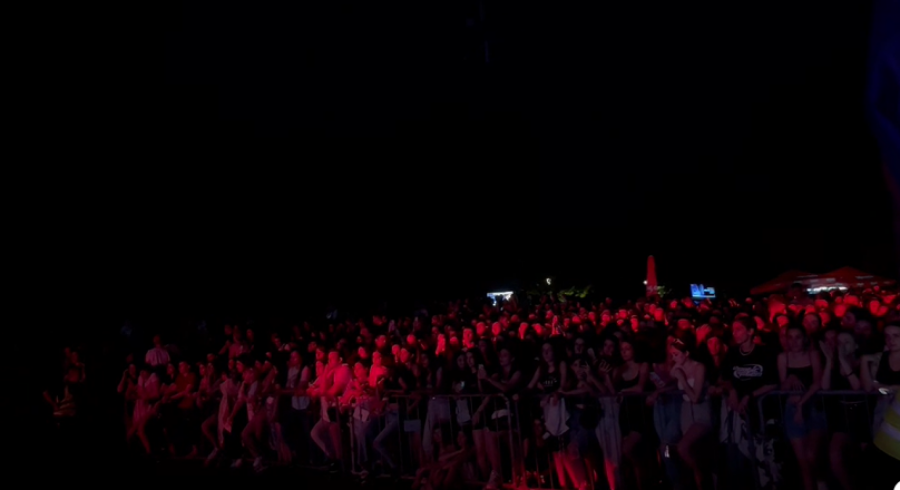 Na tvrđavi se već okupio veliki broj Cecinih najvernijih fanova