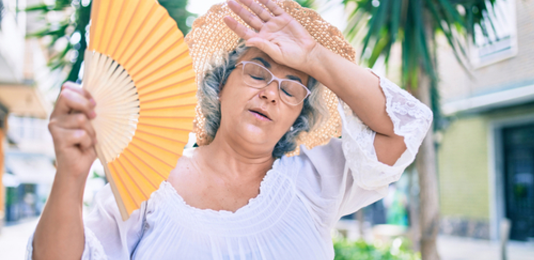 Starija žena se rashlađuje lepezom