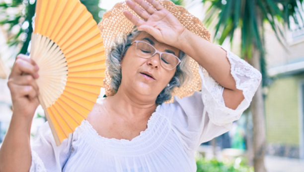 Starija žena se rashlađuje lepezom