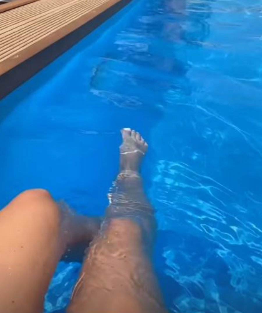 Sanja uživa na bazenu