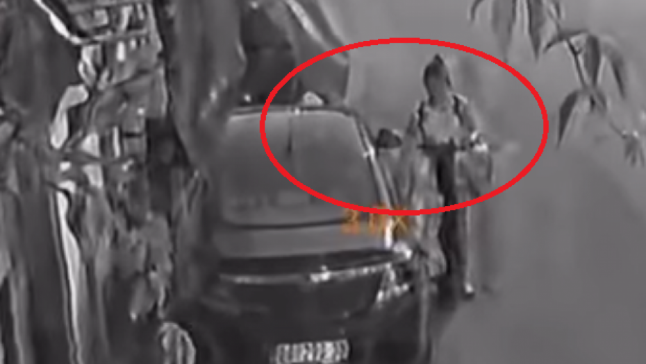 žena obija automobile na dedinju