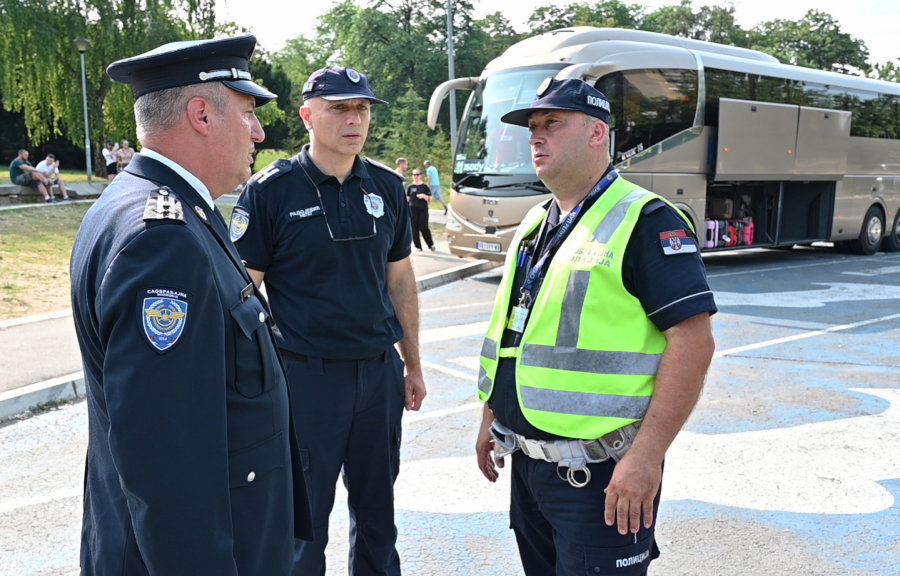 Saobraćajna policija provera autbusa