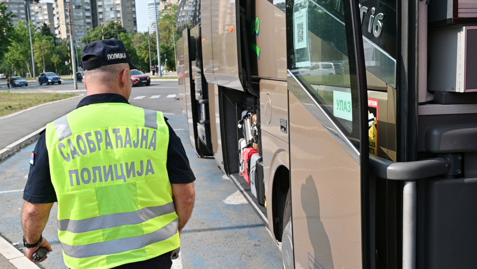 Saobraćajna policija provera autbusa