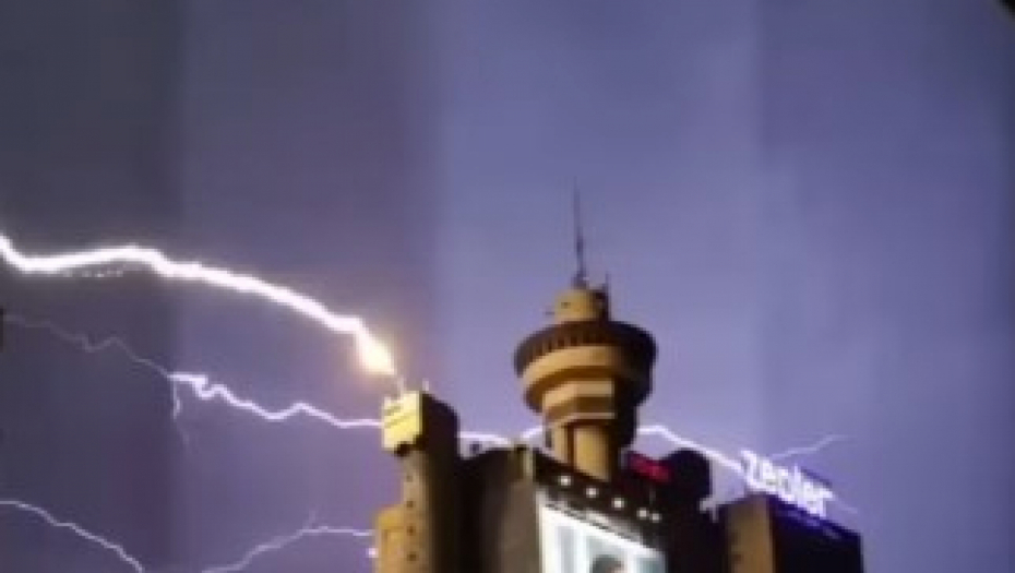 Udar groma u kulu Geneks