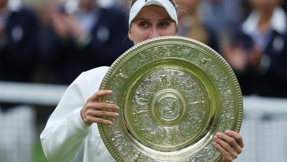 Vondrušova sa peharom Vimbldona