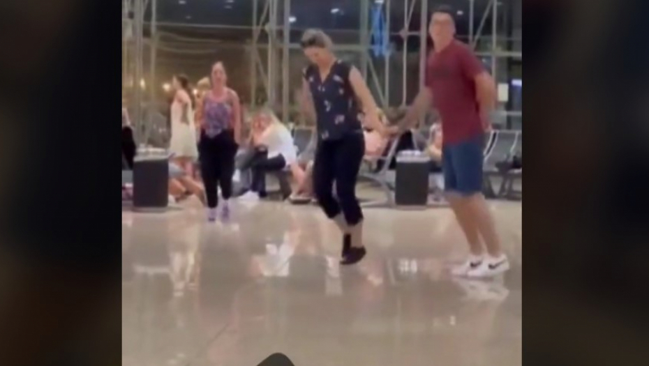 Srbi igraju kolo na aerodromu