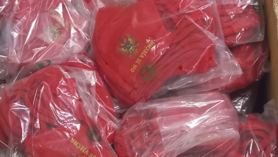 crvene majice sa crnogorskim grbom