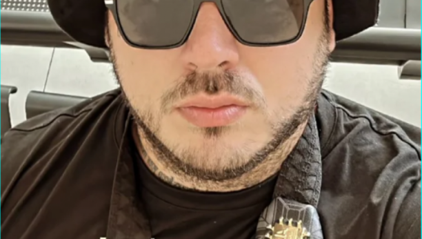 Car i Aleks na aerodromu