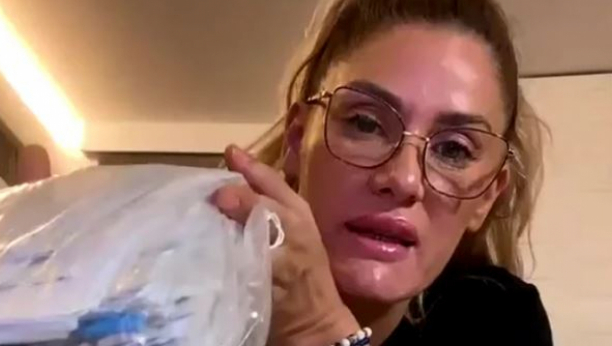 Ana Ćurčić sa pismima