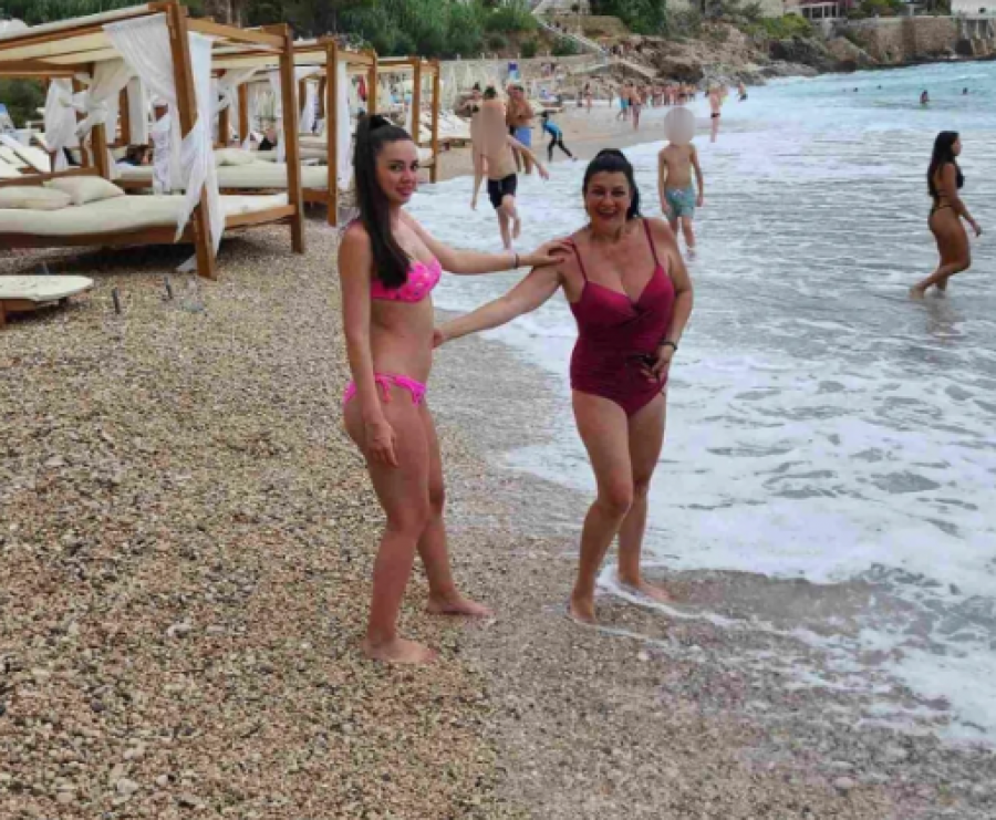 Saška Karan na moru sa porodicom