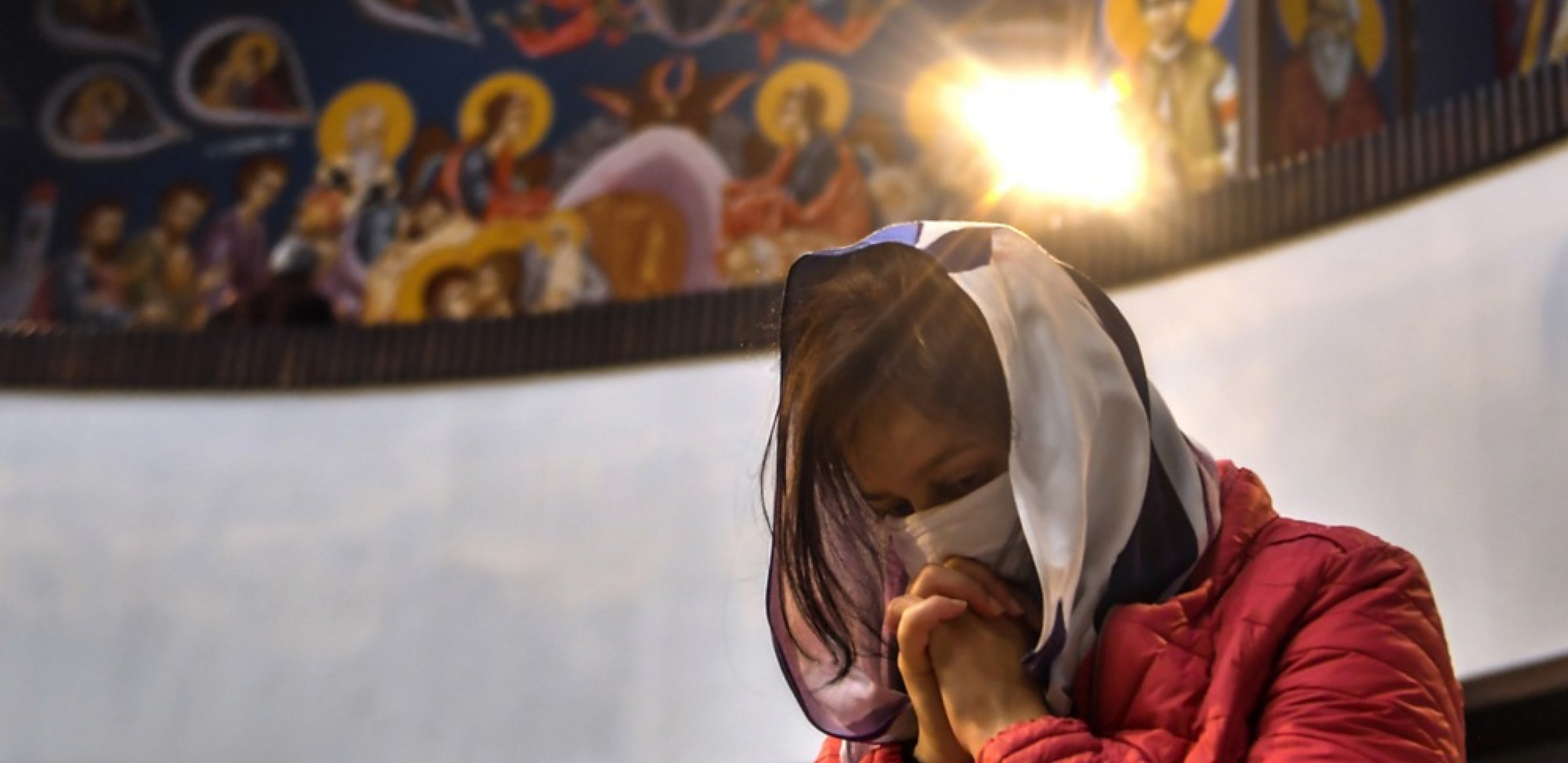 Žena se moli u crkvi