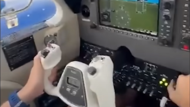 dete upravlja avionom koji se srušio