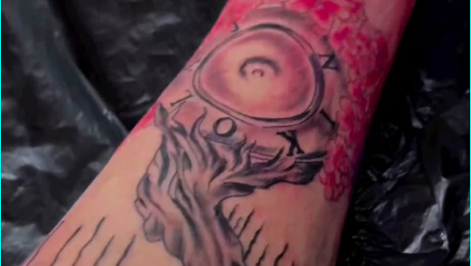 Tara istetovirala nogu 