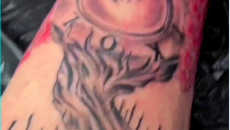 Tara istetovirala nogu 