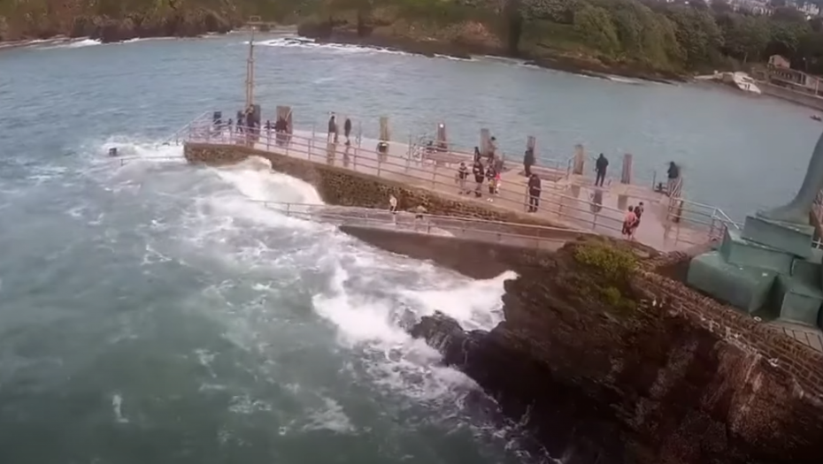 devojčicu odnosi talas