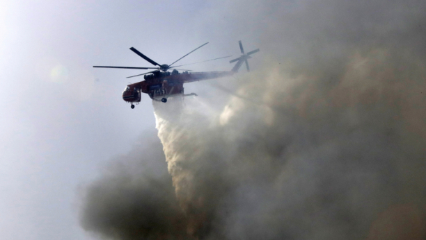 požar u Grčkoj, helikopter gasi