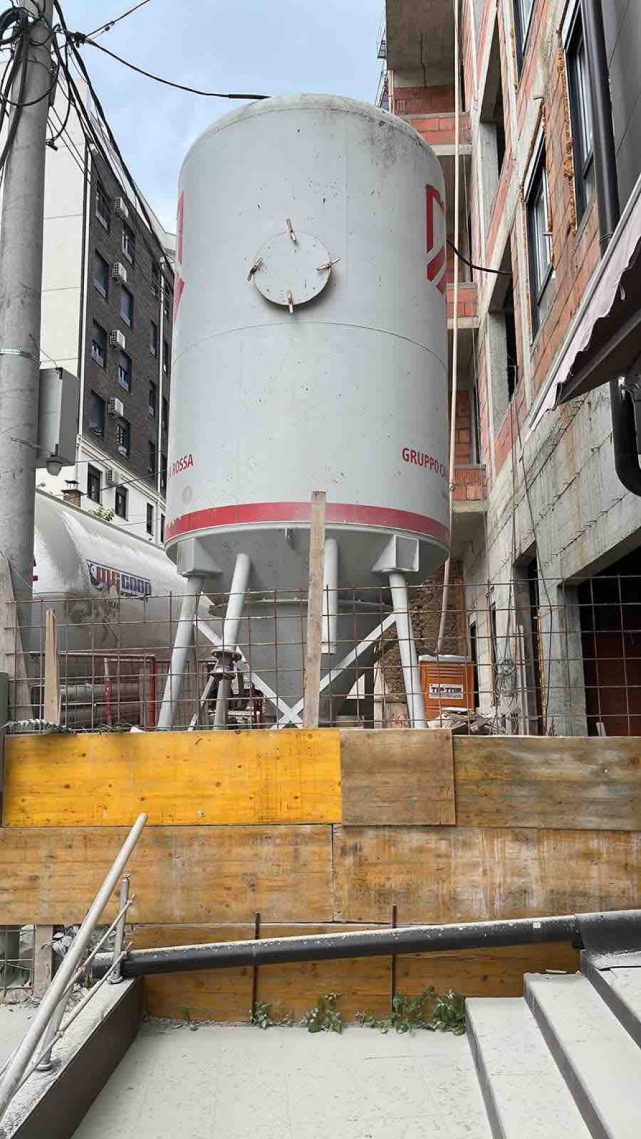 Pukla cisterna sa cementom u Beogradu