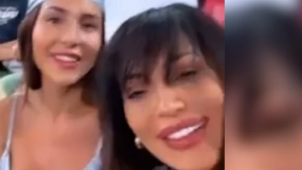 Anastasija i Ceca na tribinama