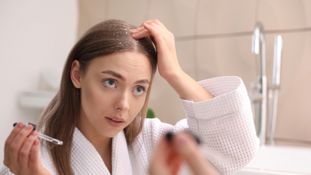 Devojka koja ima perut