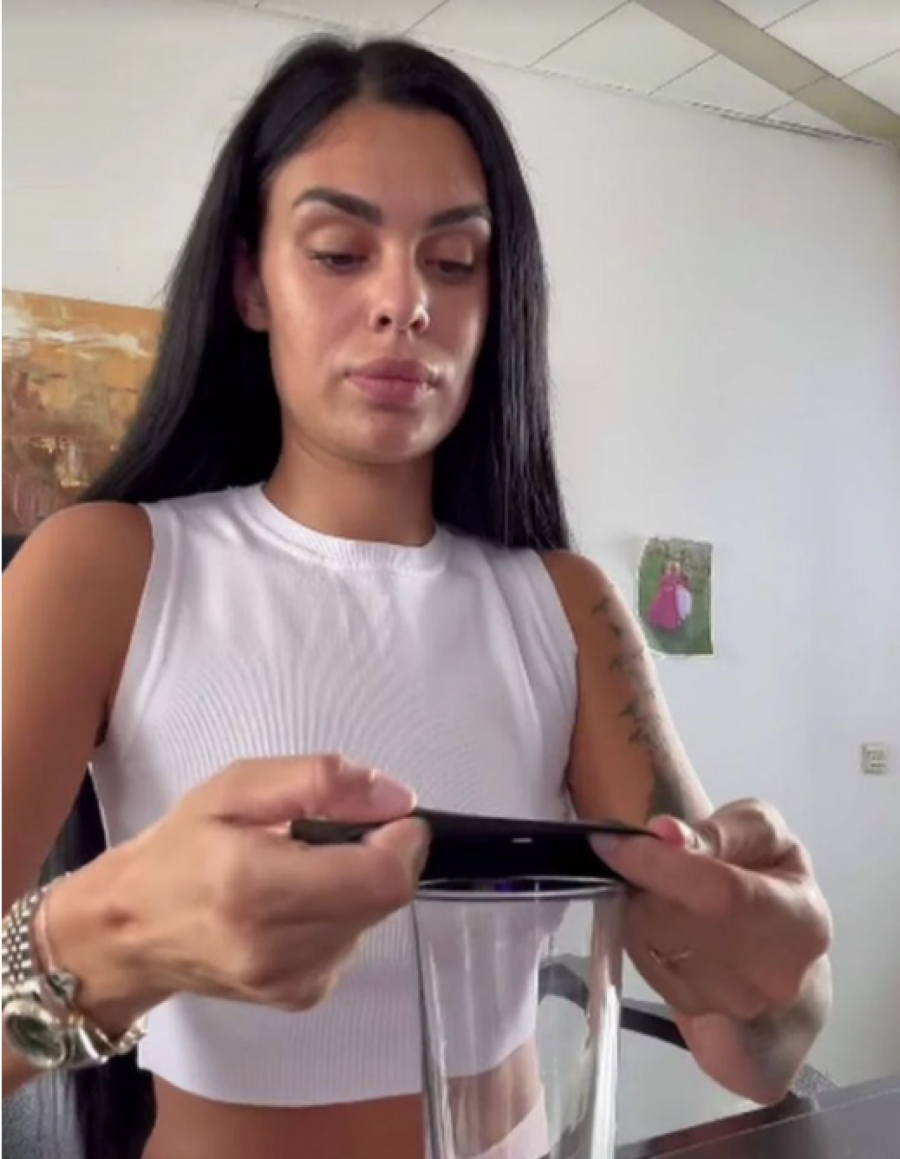 Mina Vrbaški prodaje kondome za čašu